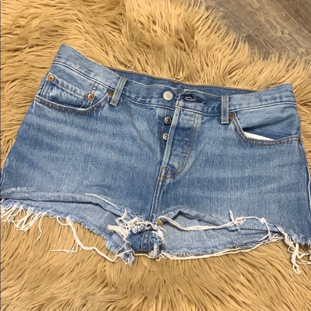 501 Levi cutoff shorts
